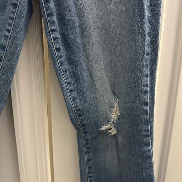 Jessica Simpson jeans in a stunning blue color with frayed ends, skinny fit - Picture 12 of 13